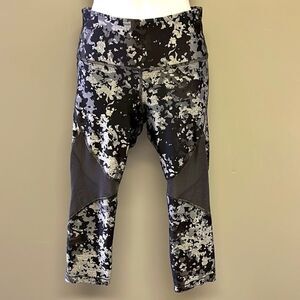 Under Armour Women’s HeatGear Ankle Cropped Camo Print Compression Leggings- M